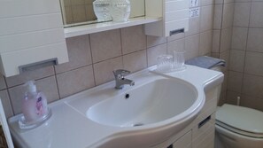 Family Apartment, 2 Bedrooms | Bathroom