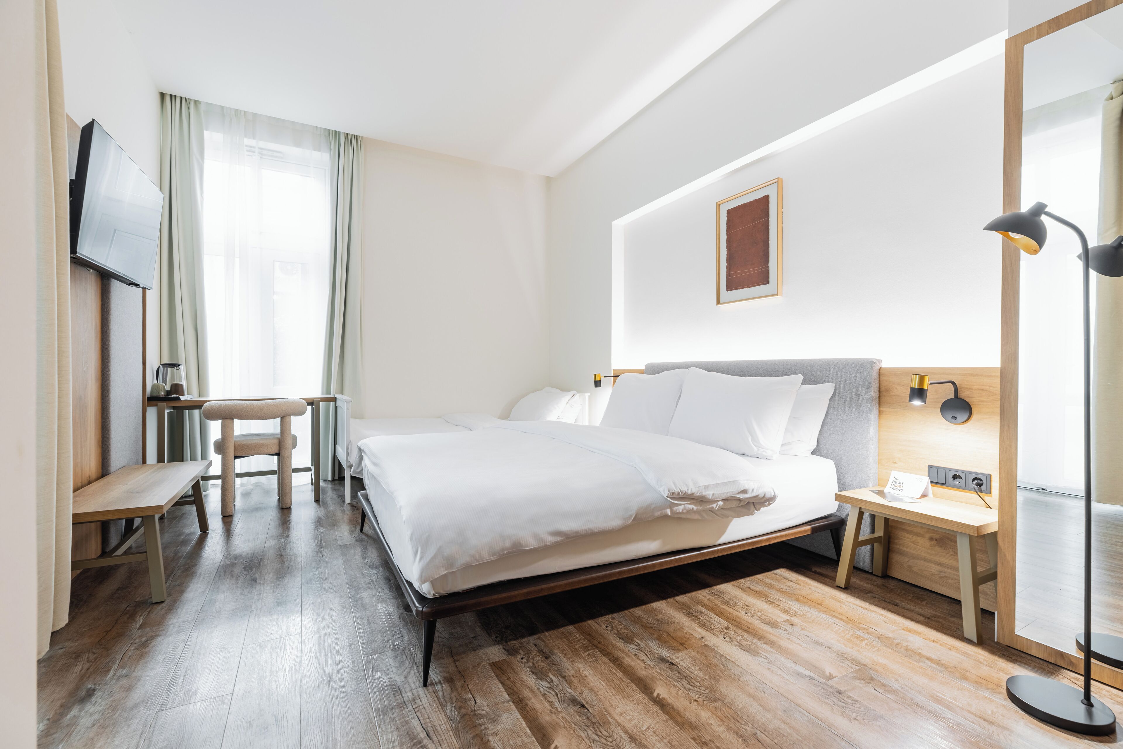 Minibar, desk, laptop workspace, free WiFi