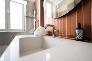 Articles de tocador gratuïts, assecador de cabells i tovalloles 