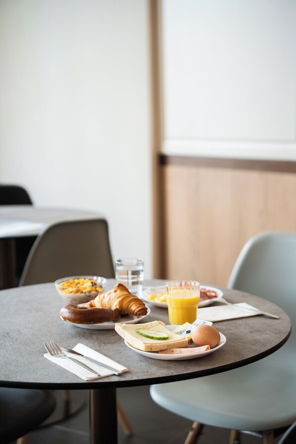 Daily buffet breakfast (EUR 18 per person) - FortyPlusOne Hotel (Vienna)