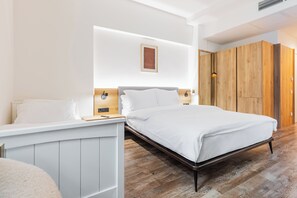 3 Person Family Triple Room Ensuite | Minibar, desk, laptop workspace, free WiFi - FortyPlusOne Hotel (Vienna)