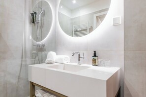 Artículos de higiene personal gratuitos, secador de pelo y toallas