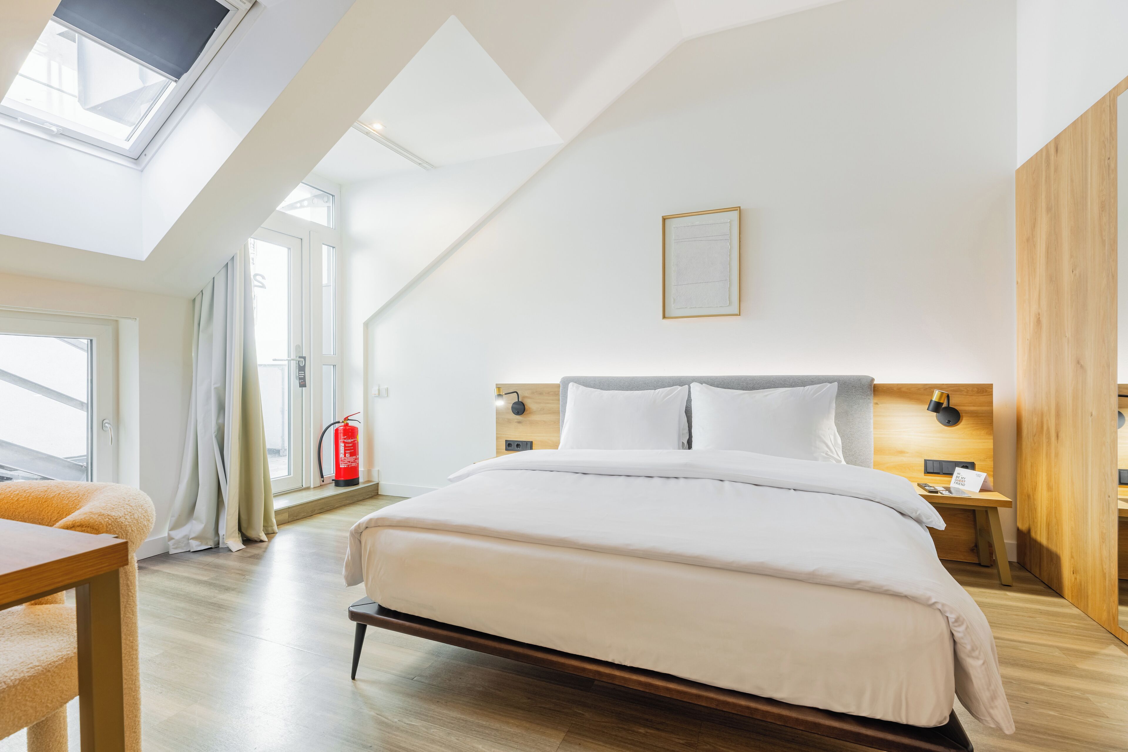 Minibar, desk, laptop workspace, free WiFi