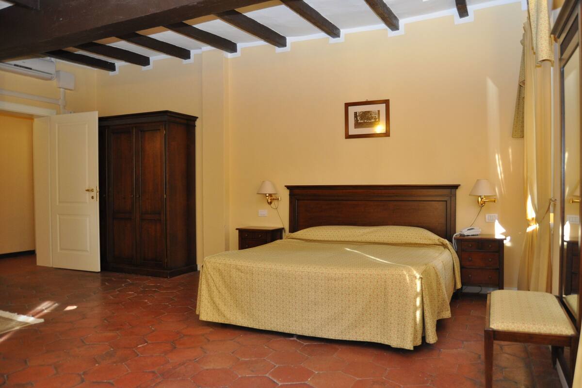 Minibar, desk, rollaway beds, free WiFi