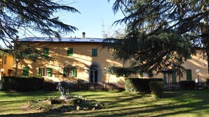 A building with a yellow facade, green shutters, and a central entrance. - Albergo Ca' Vecchia (Sasso Marconi)