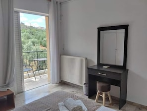 1 habitación, decoración personalizada y tabla de planchar con plancha 