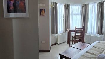 Caja de seguridad en la habitación y escritorio