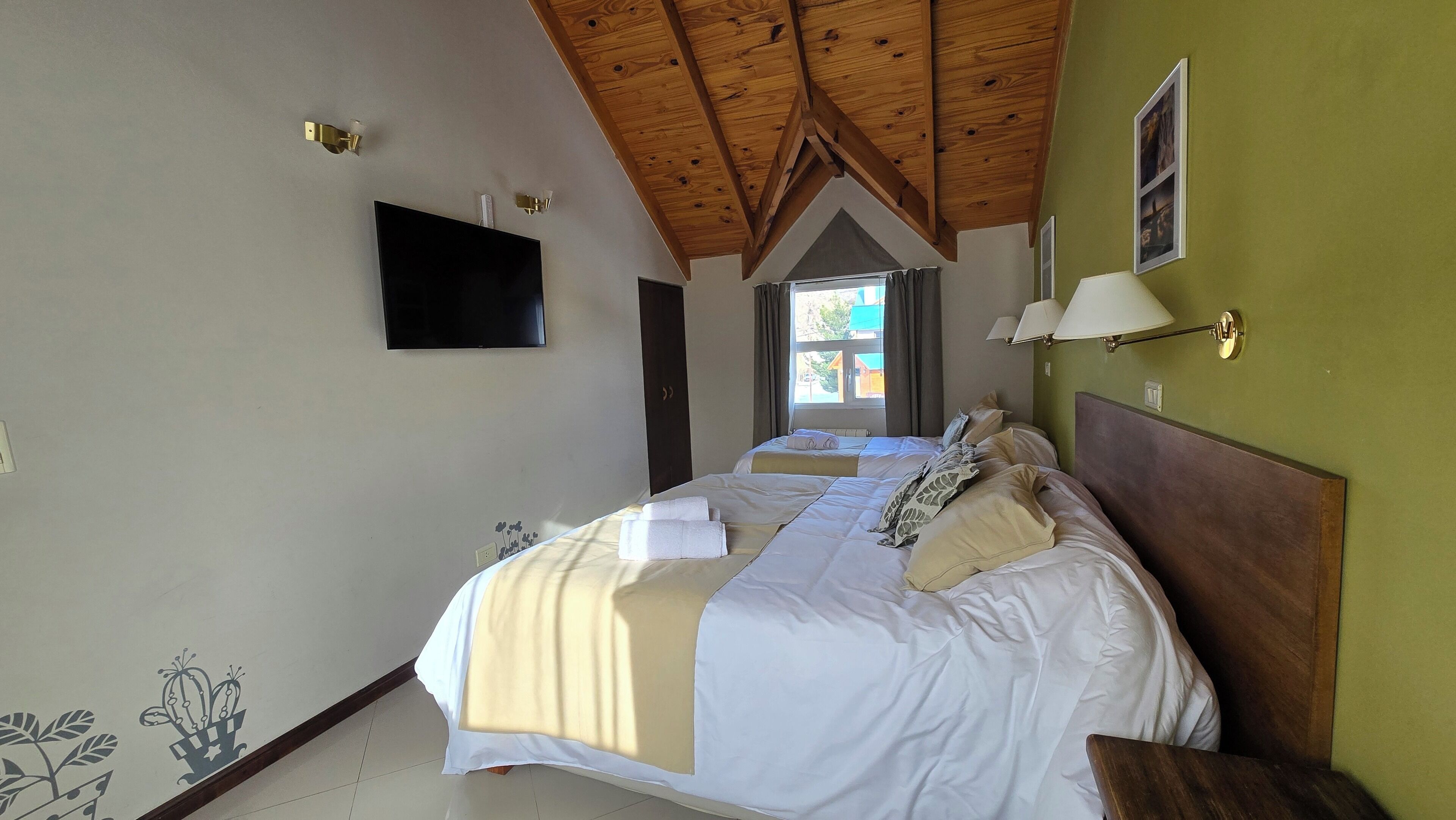 Deluxe Triple Room | In-room safe, desk, laptop workspace, blackout drapes