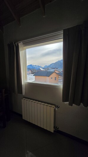 デラックス トリプルルーム | セーフティボックス (室内)、デスク、ノートパソコン用作業スペース、遮光カーテン