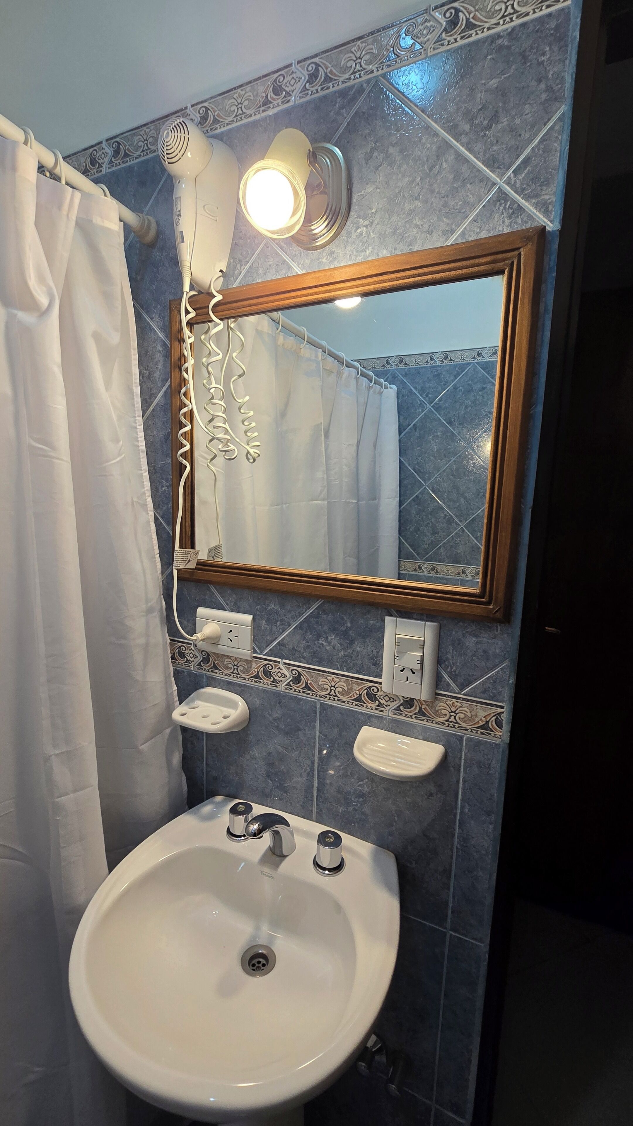 豪華三人房 | 浴室 | 花灑/浴缸組合、免費梳洗用品、風筒、坐浴桶