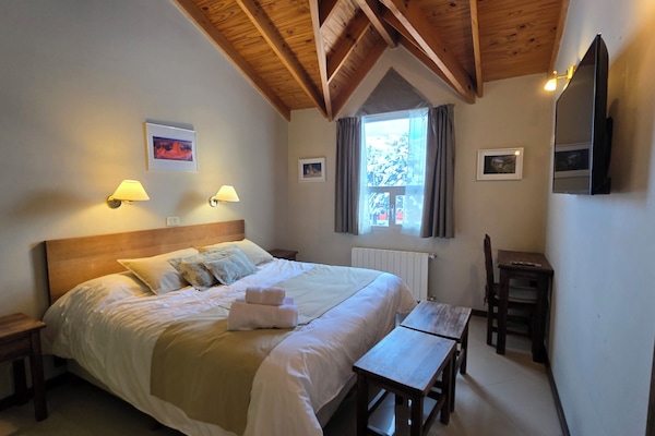 Phòng đôi hoặc 2 giường đơn Deluxe | Két bảo mật tại phòng, bàn, khu vực làm việc phù hợp cho laptop