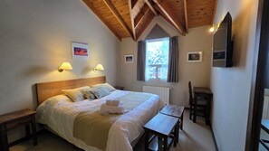 Deluxe-Doppel- oder -Zweibettzimmer | Zimmersafe, Schreibtisch, laptopgeeigneter Arbeitsplatz