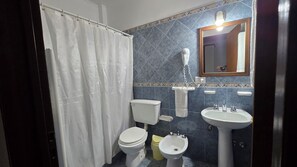 Deluxe Double or Twin Room | Bathroom