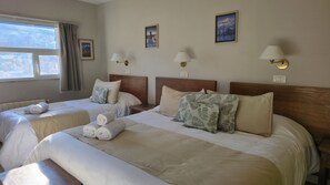 Basic-Dreibettzimmer | Zimmersafe, Schreibtisch, laptopgeeigneter Arbeitsplatz