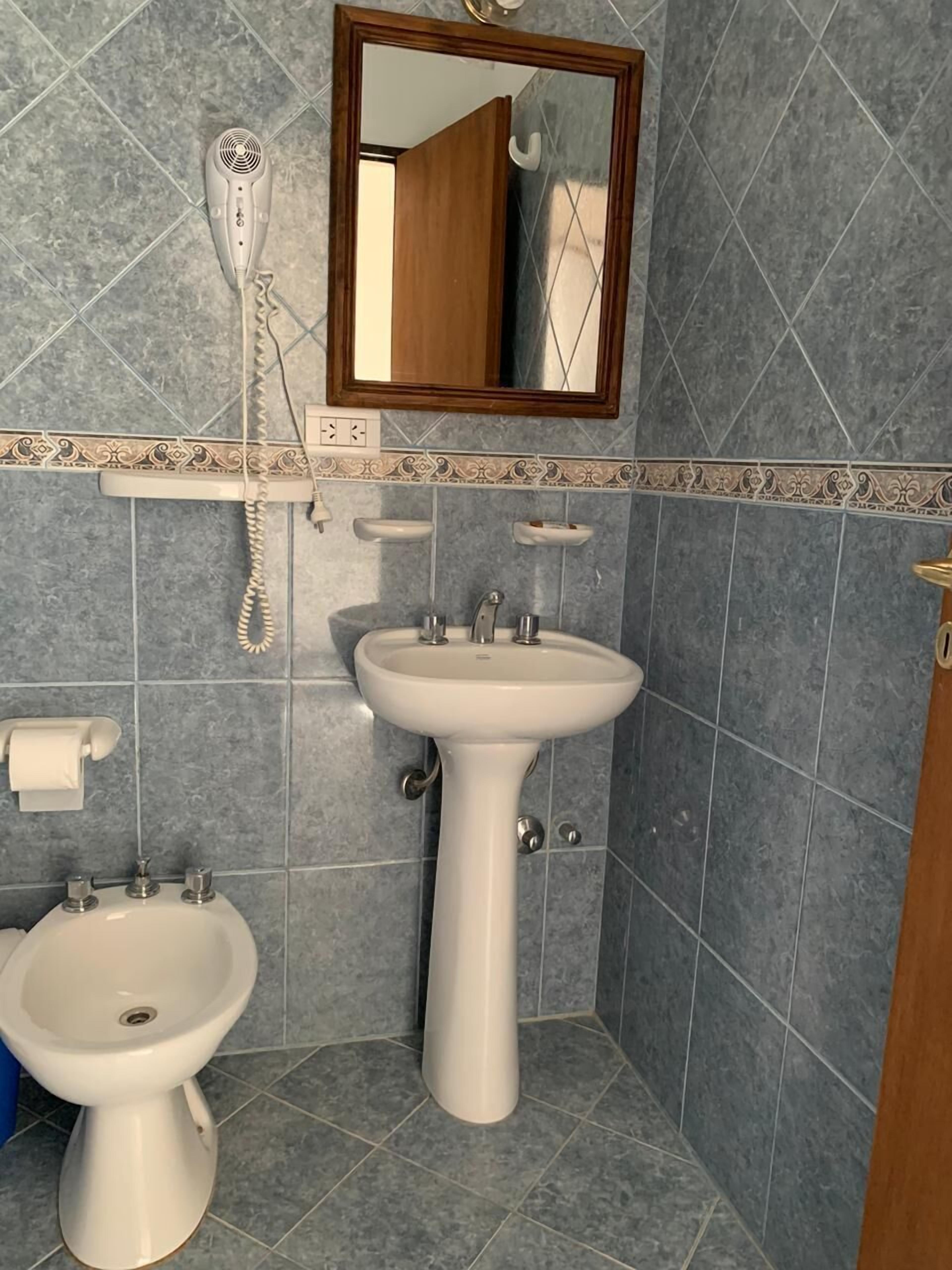 classic single room | bathroom | combined shower/bathtub, free toiletries, hair dryer, bidet