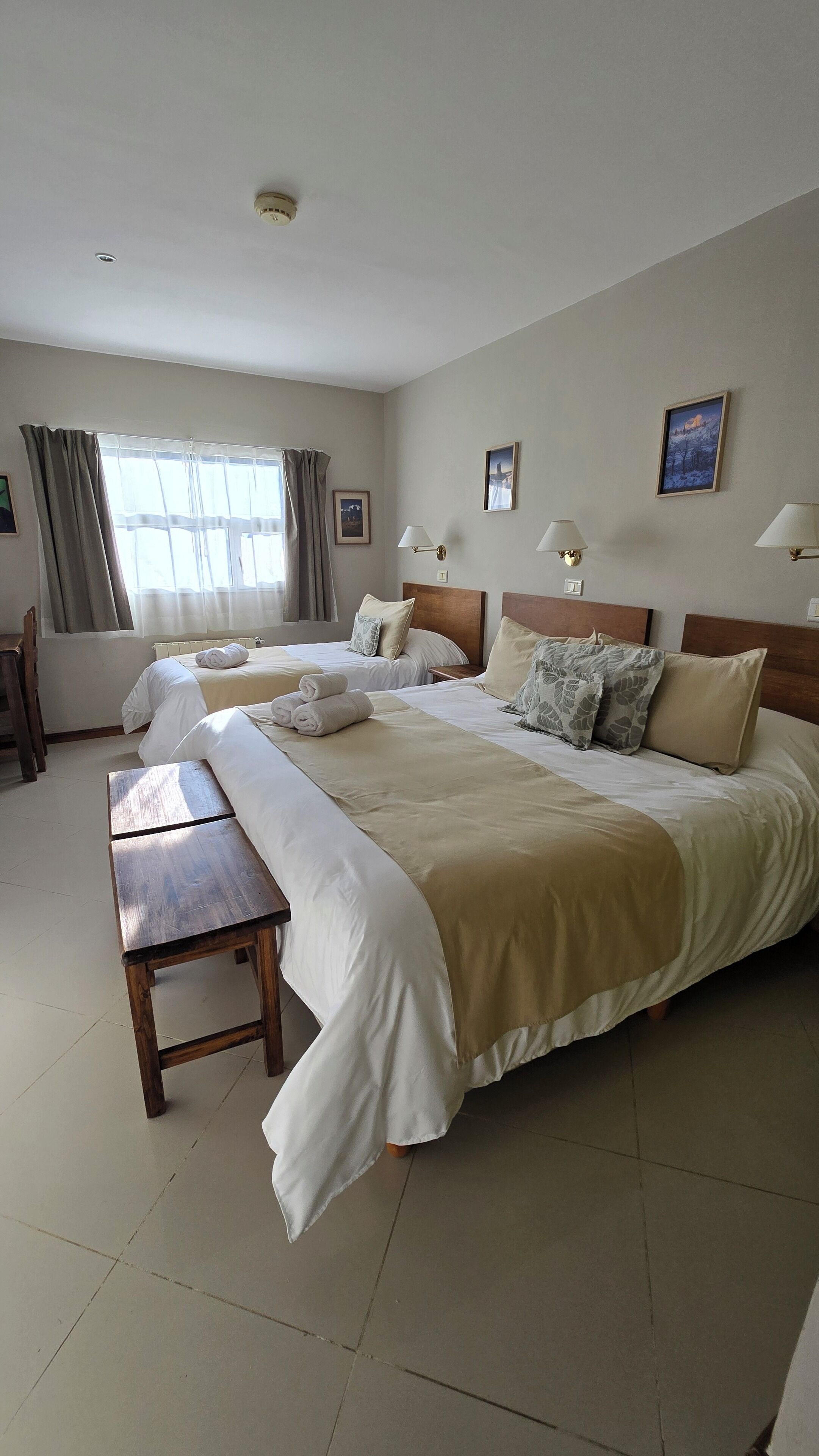 基本三人房 | 房內夾萬、書桌、手提電腦工作空間、遮光窗簾/窗簾