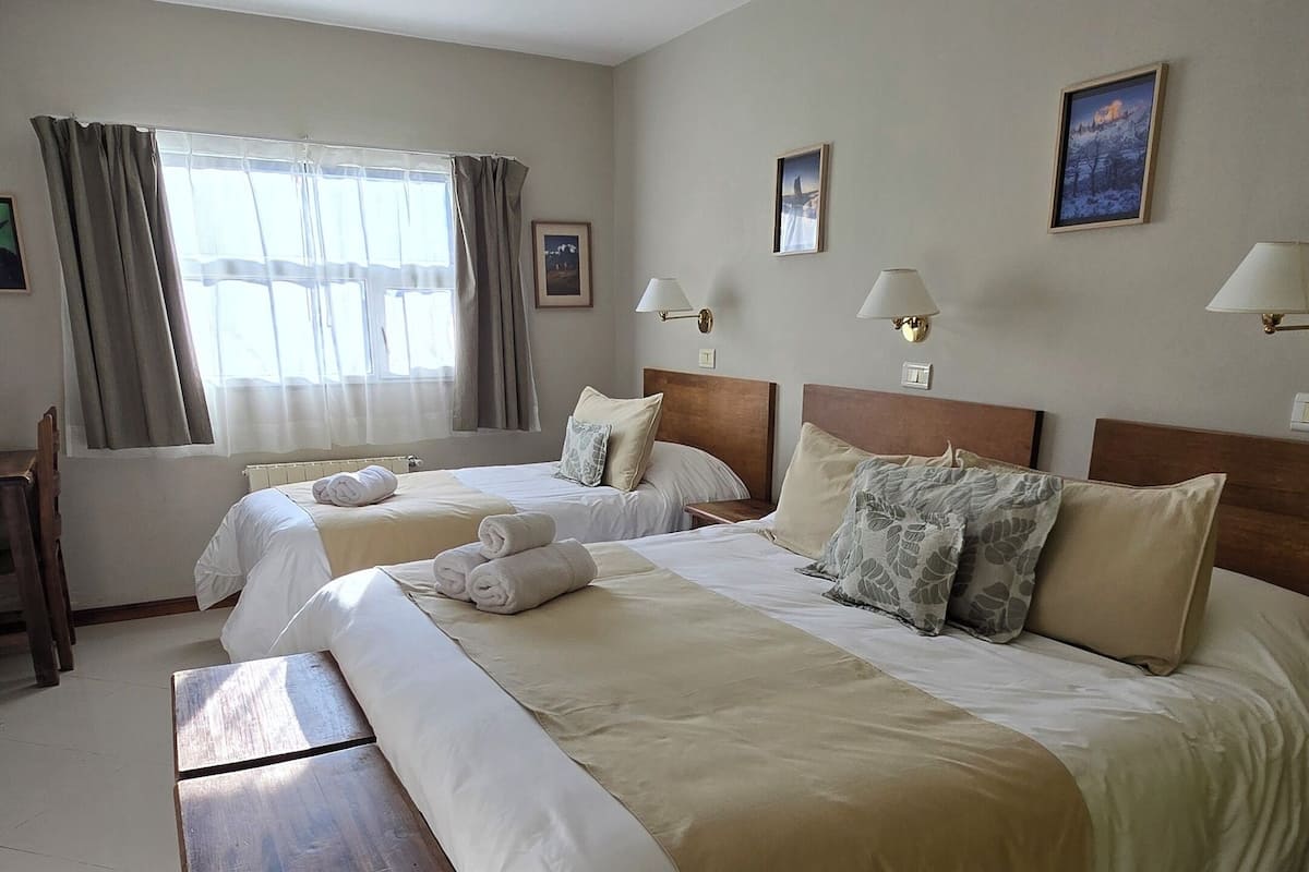 Basic-Dreibettzimmer | Zimmersafe, Schreibtisch, laptopgeeigneter Arbeitsplatz