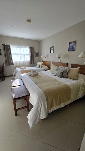 ベーシック トリプルルーム | セーフティボックス (室内)、デスク、ノートパソコン用作業スペース、遮光カーテン