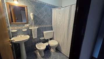 Bañera con ducha, artículos de tocador gratuitos, secador de pelo, bidet