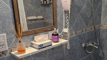 Quarto casal ou duplo básico | Banheiro | Chuveiro/banheira combinados, produtos de toalete grátis