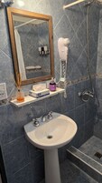 Quarto casal ou duplo básico | Banheiro | Chuveiro/banheira combinados, produtos de toalete grátis