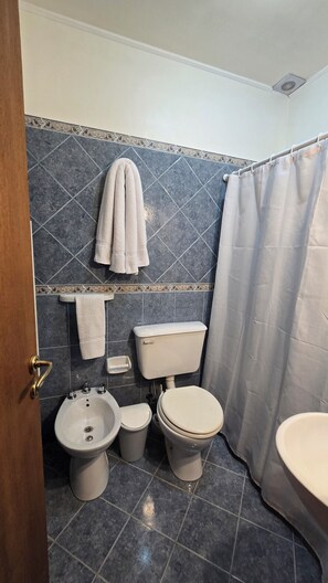Deluxe Triple Room | Bathroom | Combined shower/bathtub, free toiletries, hair dryer, bidet - Cumbres Nevadas - Hostería Boutique (El Chalten)
