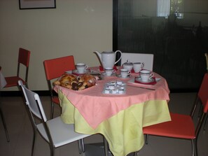 Tägliches inbegriffenes Frühstücksbuffet