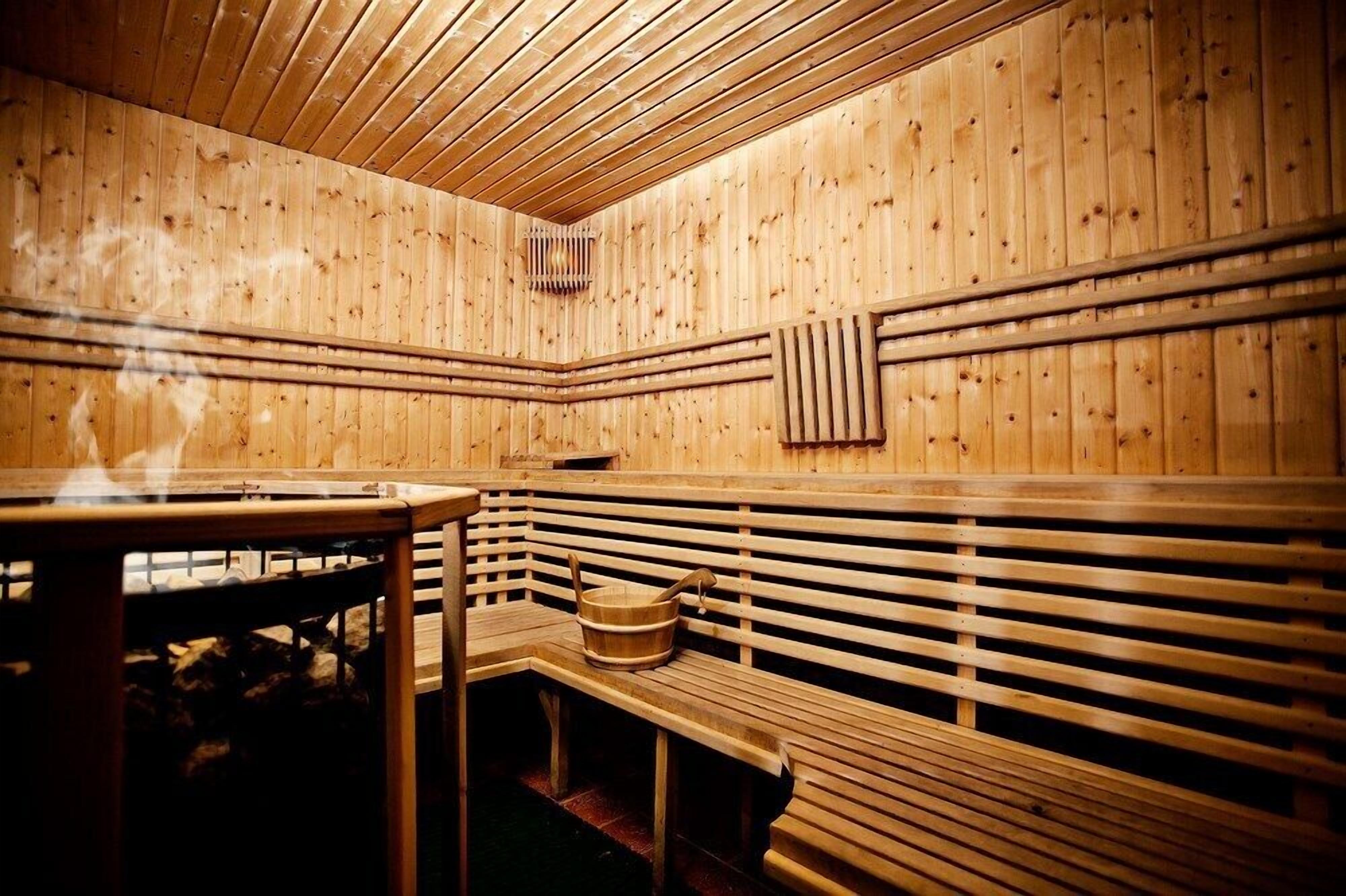 Un sauna, tratamientos faciales, salas de tratamiento o masajes