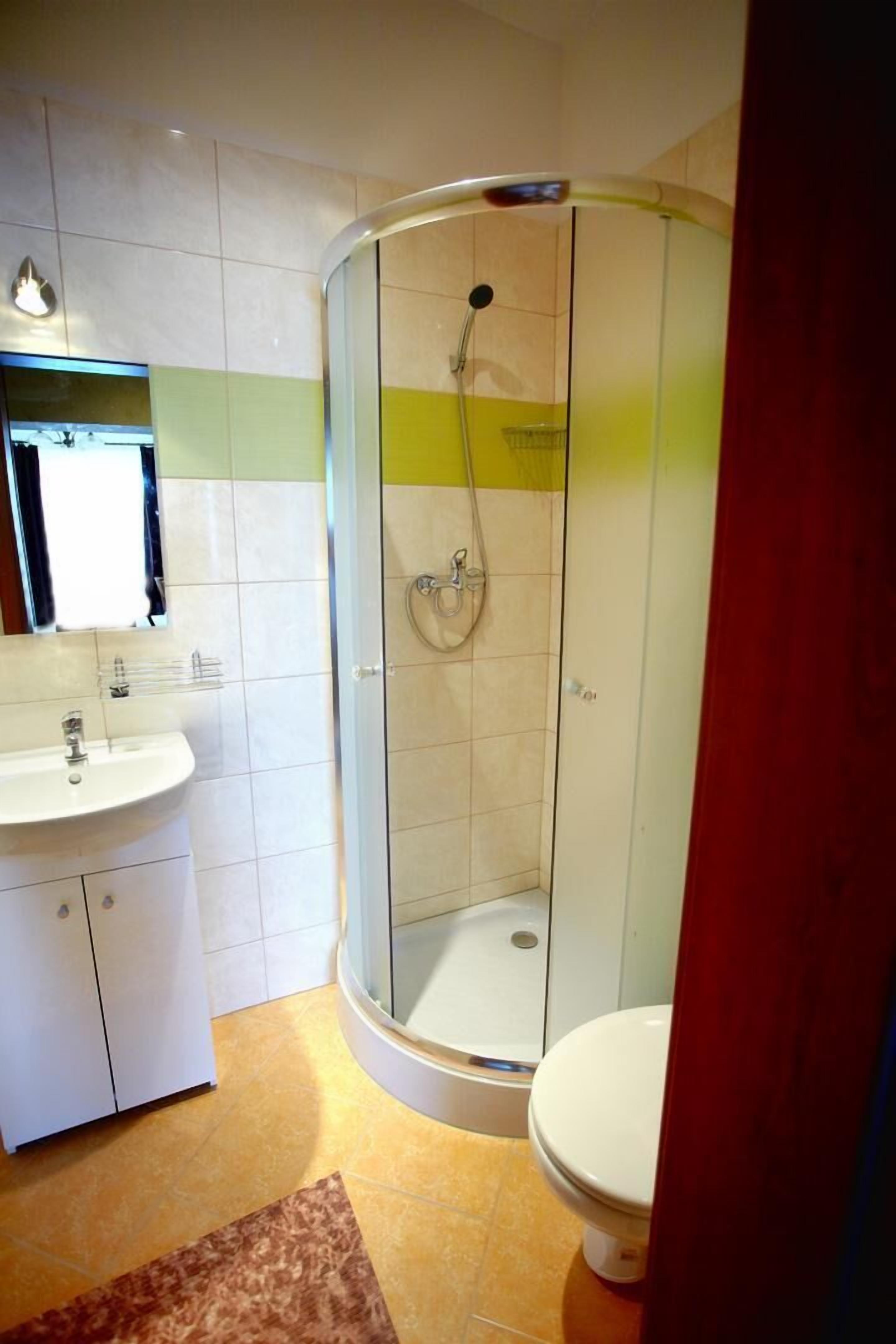 classic triple room | bathroom | shower, towels