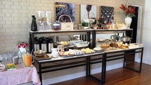 Una mesa de buffet con diversos alimentos y bebidas.
