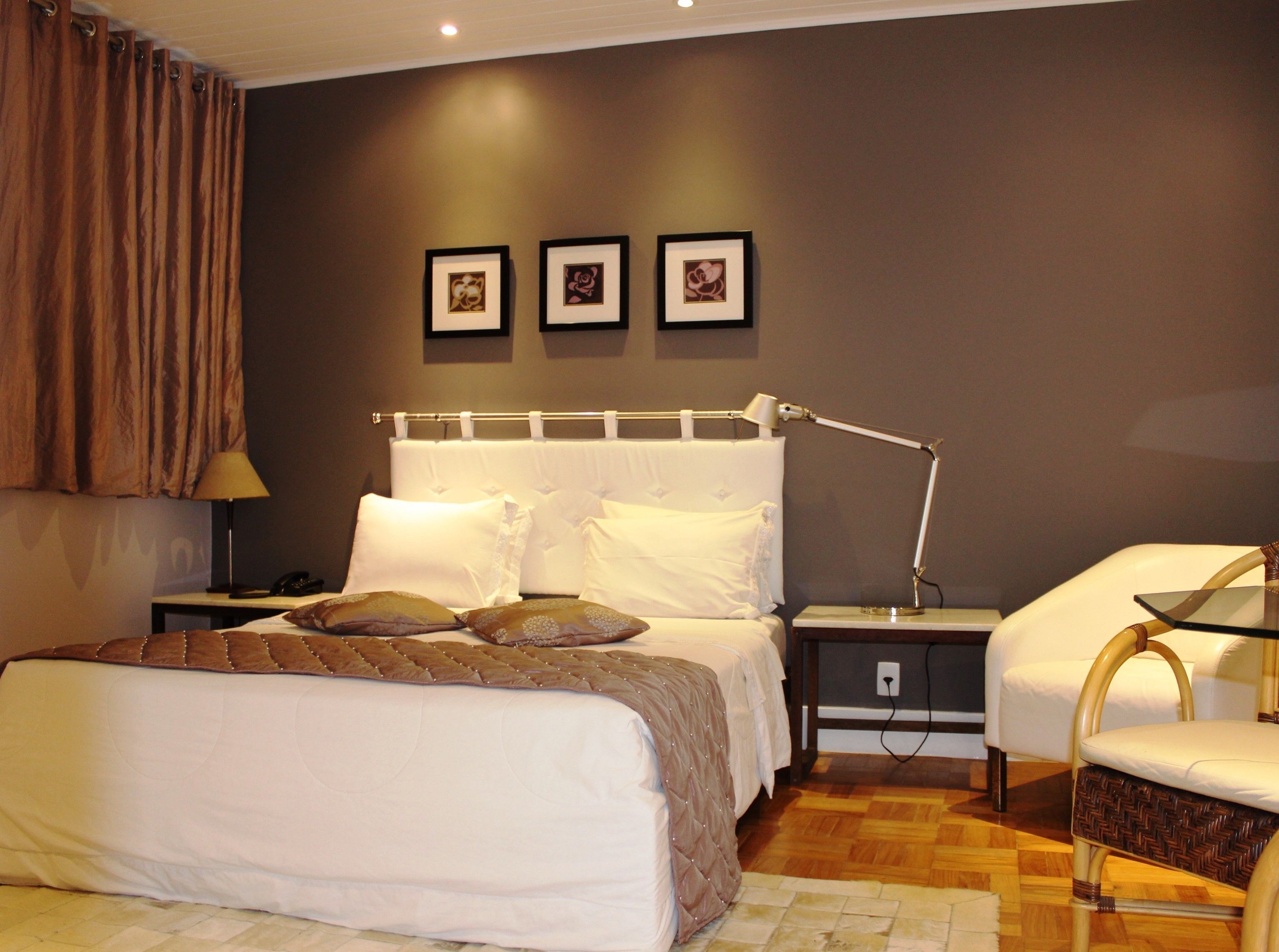 deluxe apartment, hot tub | minibar, desk, bed sheets