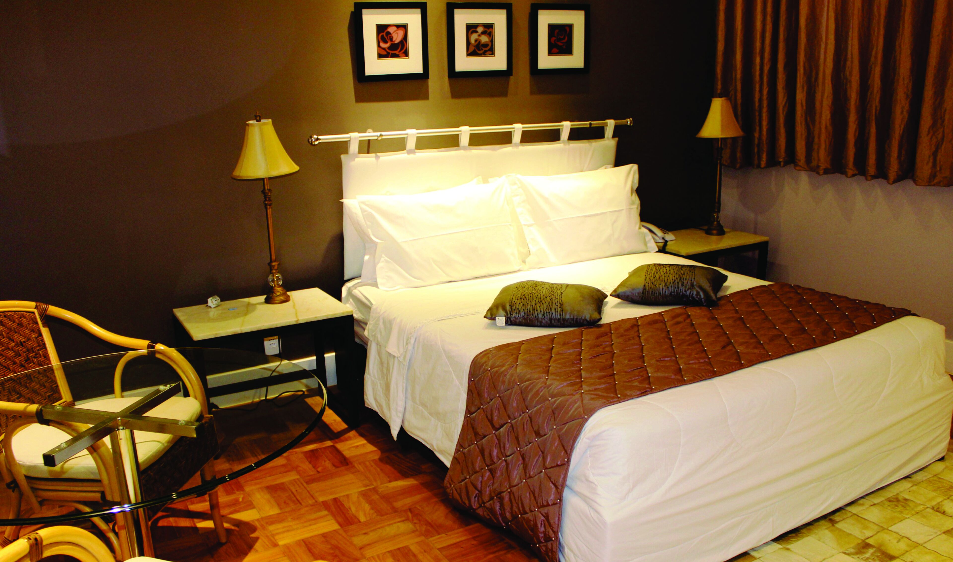 standard double room, 1 double bed | minibar, desk, bed sheets