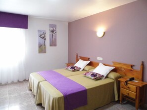 Habitación estándar con 1 cama matrimonial o 2 individuales, baño privado | Decoración personalizada, escritorio y wifi gratis 