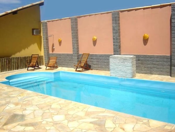 Piscina externa, espreguiçadeiras