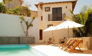 Piscina externa, espreguiçadeiras