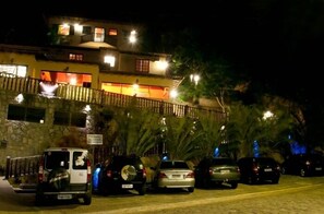 Fachada de la propiedad por la tarde o noche
