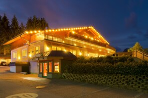 Fassade der Unterkunft – Abend/Nacht