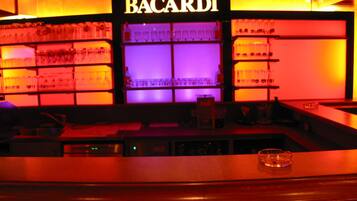 Una tienda Bacardí con estantes llenos de botellas y un cartel en la parte superior.