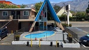 Unclassified image, 5 of 33, button - La Casa Inn (Pasadena)