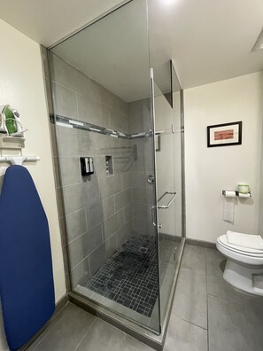 Combined shower/bathtub, free toiletries, hair dryer, towels - La Casa Inn (Pasadena)