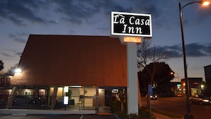 A hotel named La Casa Inn with a sign indicating vacancy. - La Casa Inn (Pasadena)