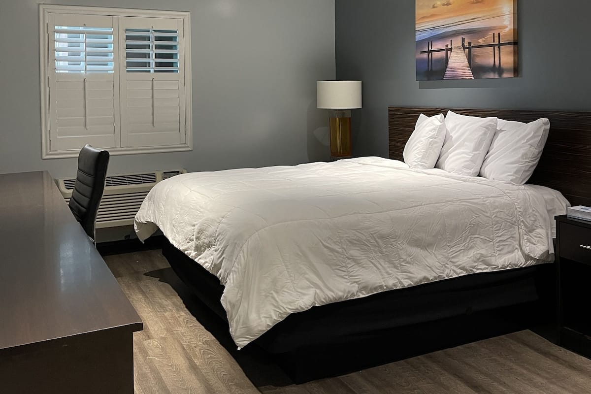 One King Bed, Non-Smoking | Premium bedding, desk, iron/ironing board, bed sheets