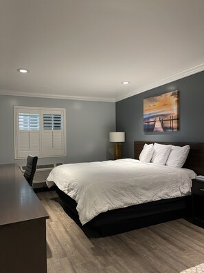 Literie de qualité supérieure, bureau, fer et planche à repasser