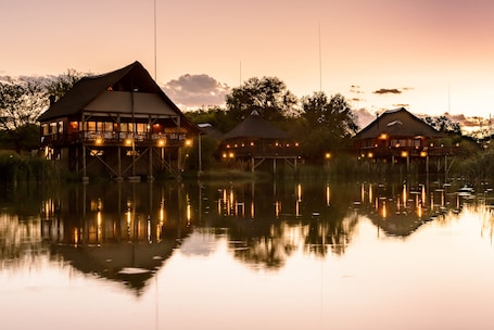 Se sirven desayunos y almuerzos; cocina africana; con vista al jardín