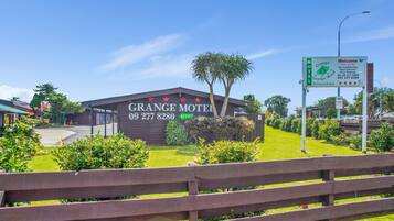 El motel Grange con un letrero que muestra los servicios e información de contacto.