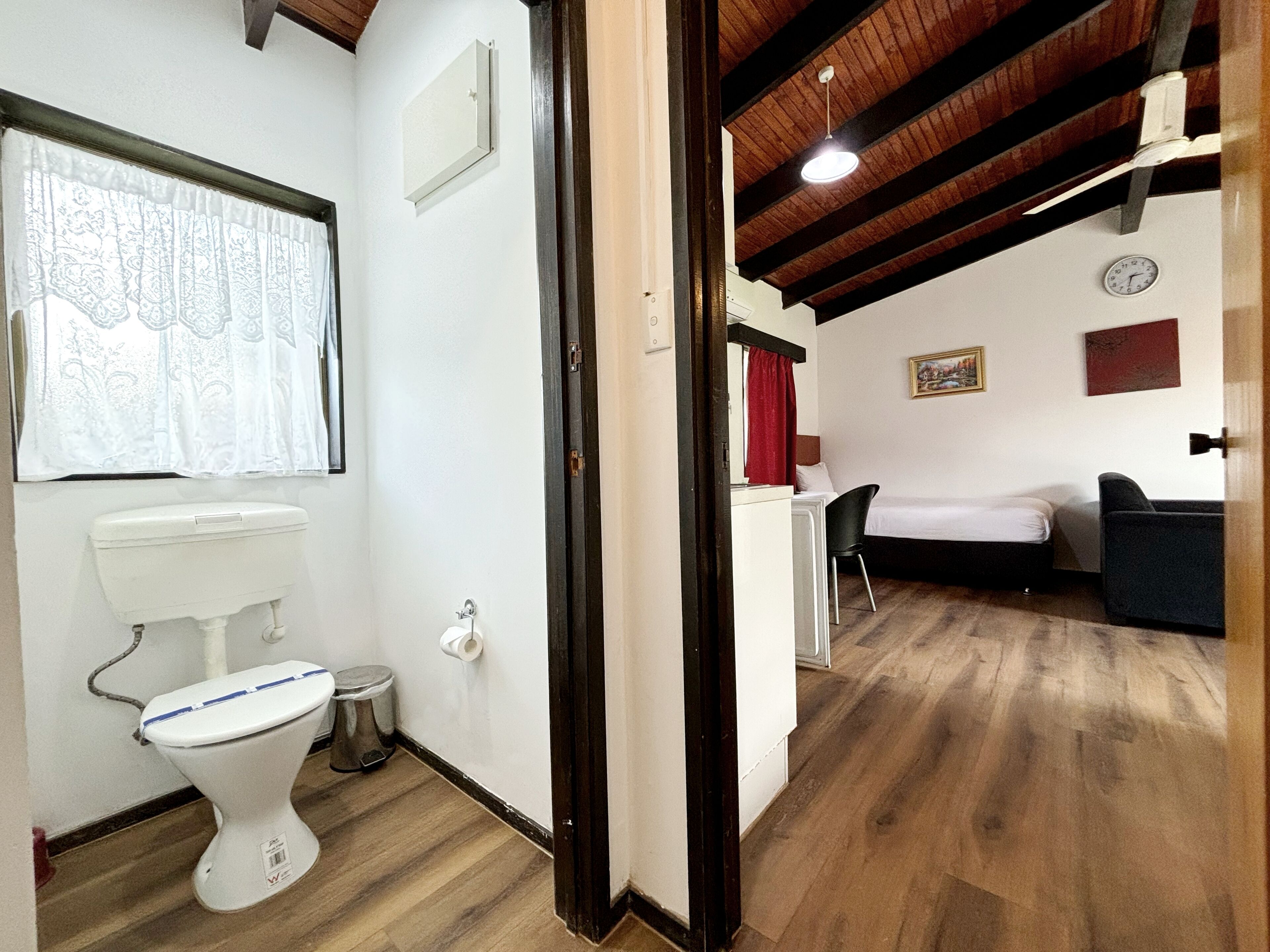 Buồng tắm vòi sen, đồ dùng nhà tắm miễn phí, máy sấy tóc, khăn tắm 