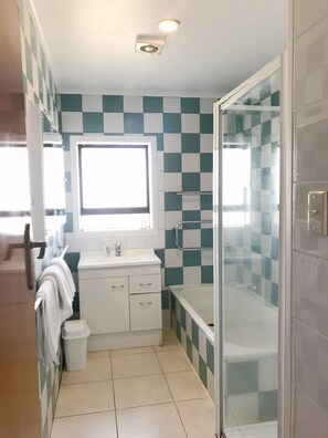 Family House, 3 Bedrooms, Non Smoking | Bathroom | Shower, free toiletries, hair dryer, towels - Grange Motel (Auckland)