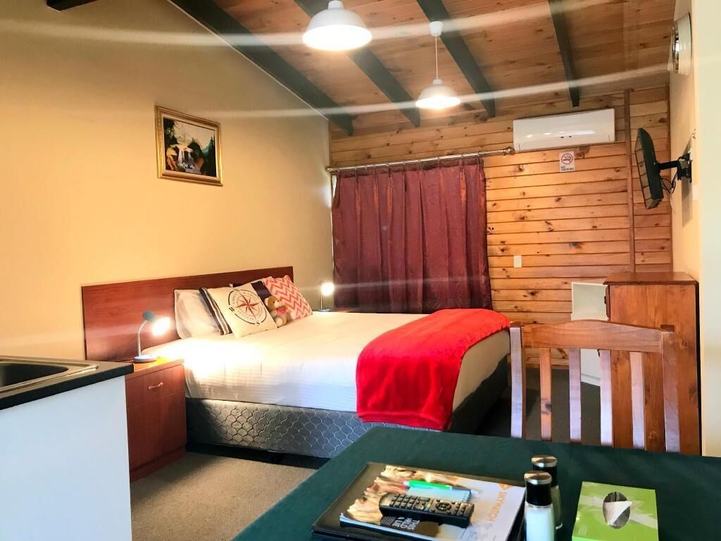 1 bedroom, individually decorated, individually furnished, desk