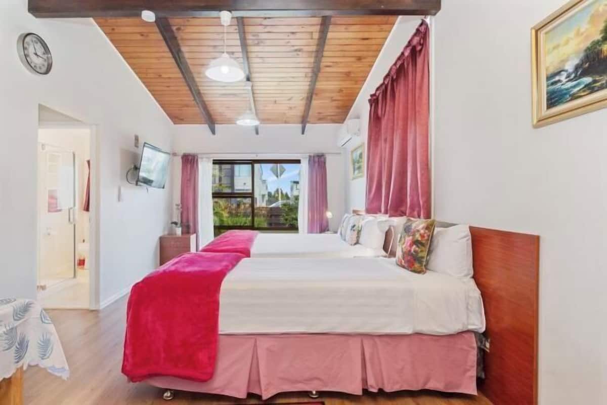 1 chambre, décoration personnalisée, ameublement personnalisé, bureau
