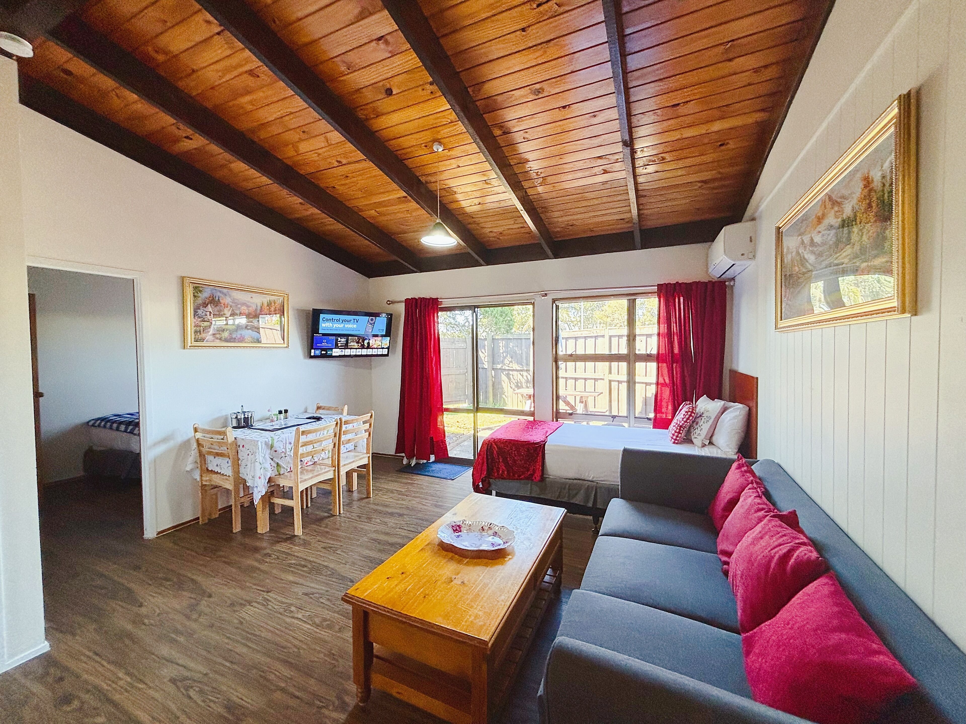 Family Room, 2 Bedrooms, Bathtub | Living area | 40-inch Smart TV with digital channels